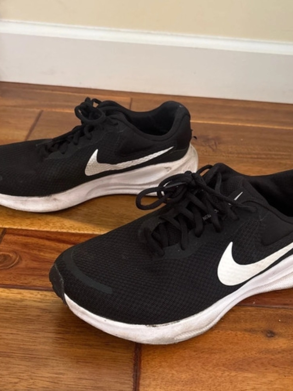 Nike Black and White Men's Athletic Running Shoes